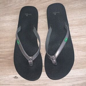 Sanuk Black & Silver Sandles— US Women’s size 8